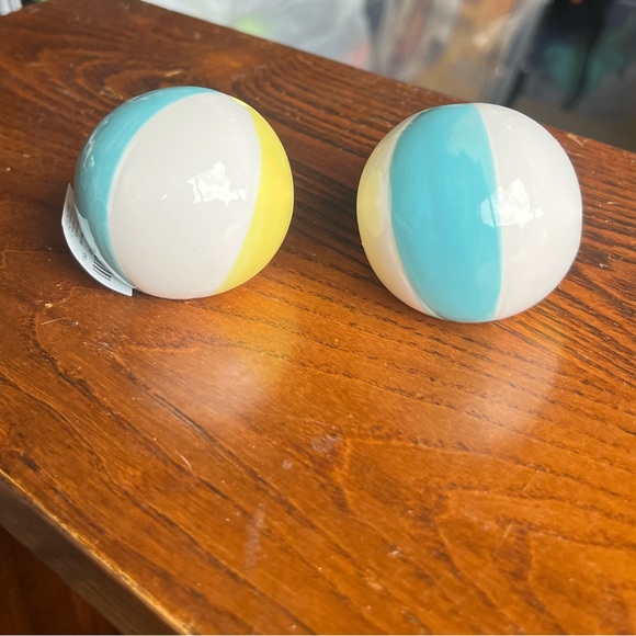 Set of Cracker Barrel Beach Ball Salt and Pepper Shakers - Picture 3 of 4